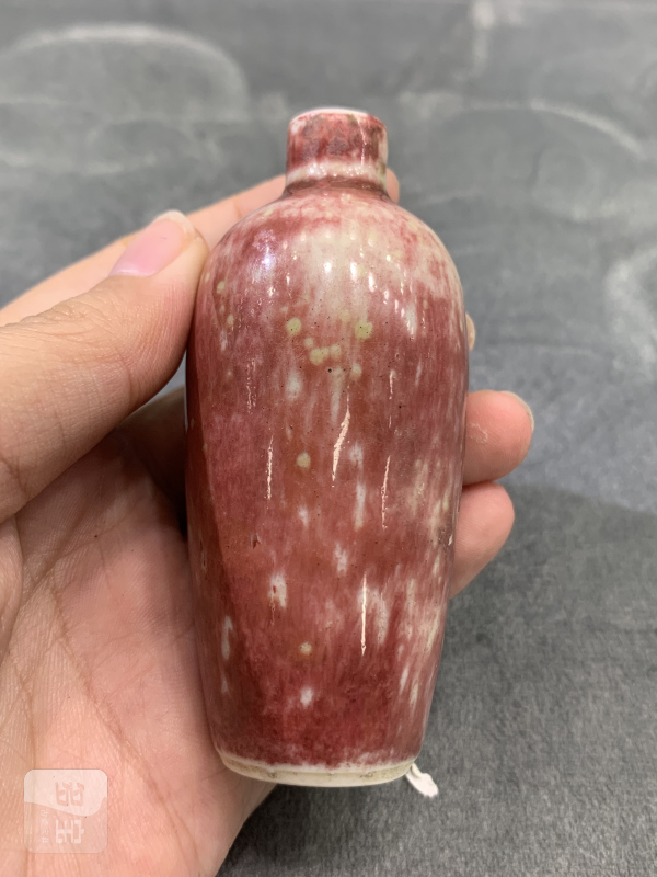 清康熙豇豆红釉鼻烟壶 - 图3